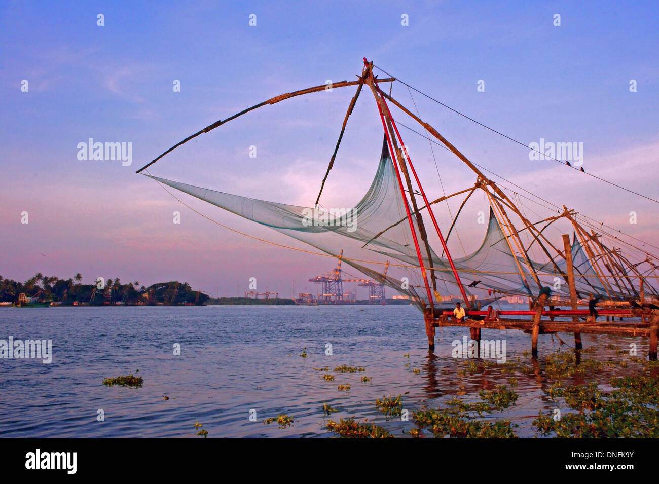 Cinese di reti da pesca a un porto di pescatori, Fort Kochi, Kochi, Kerala, India Foto Stock