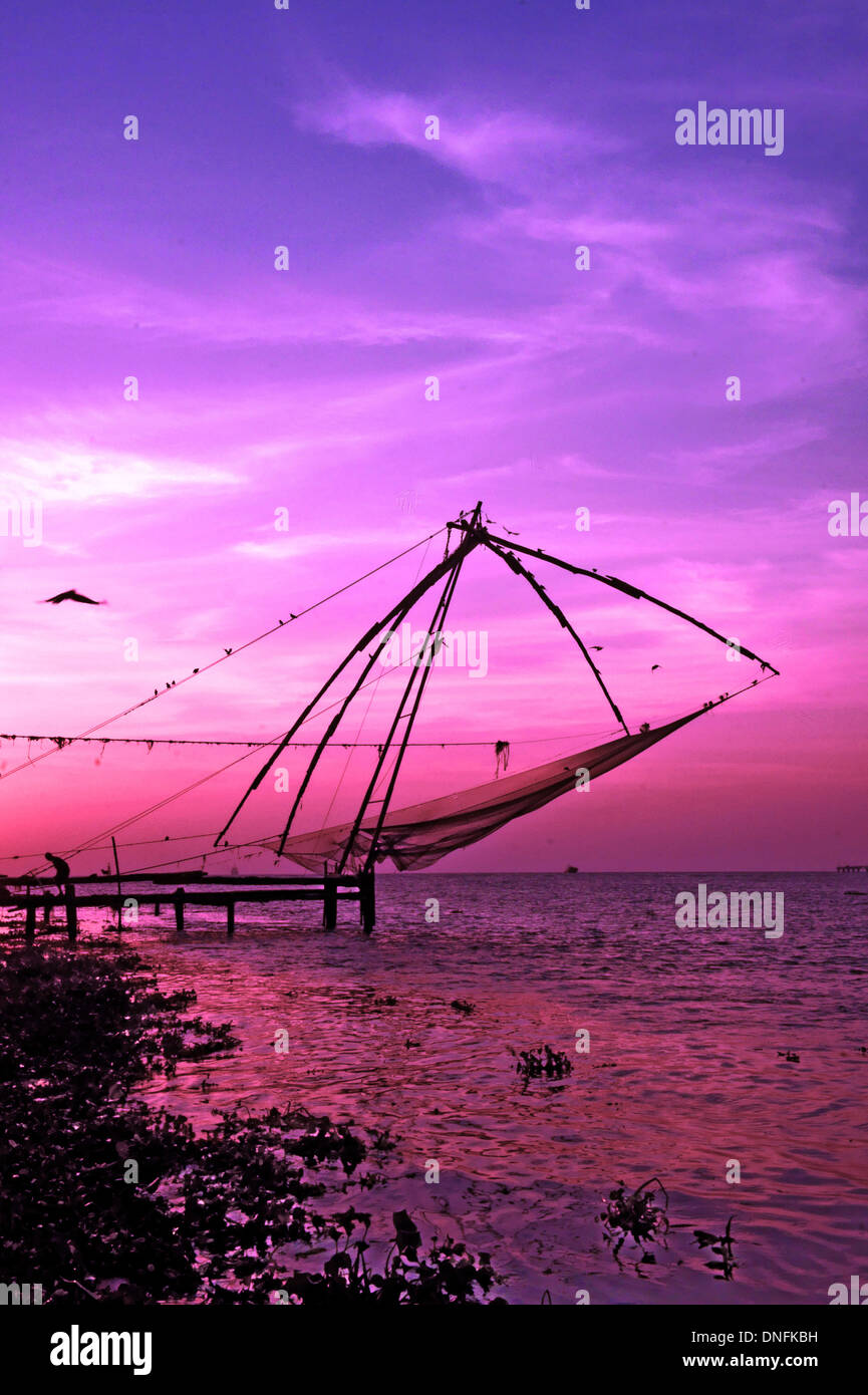 Le reti da pesca cinesi in un porto di pescatori, Fort Kochi, Kochi, Kerala, India Foto Stock