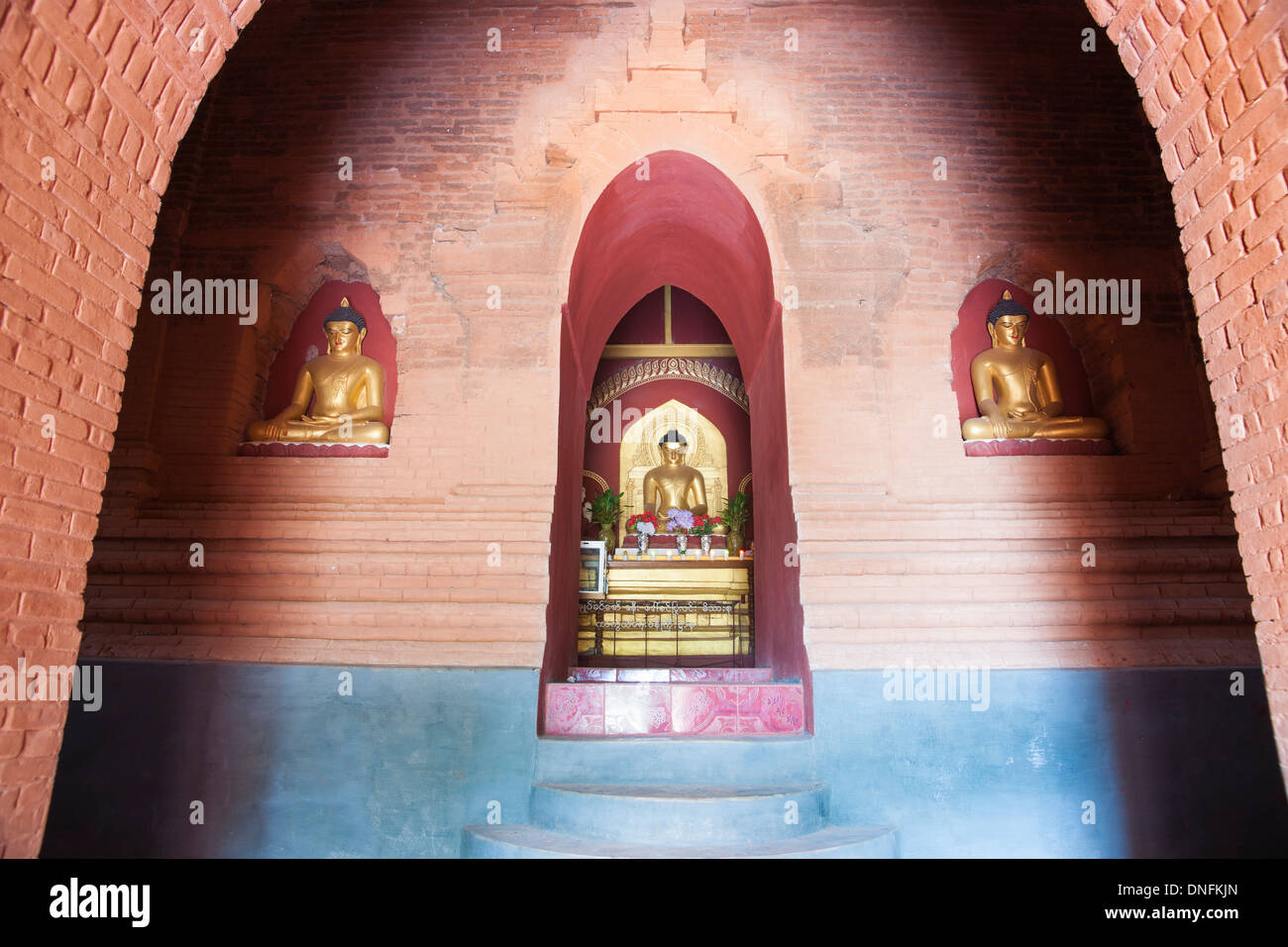 L'architettura buddista e le icone in un Bagan pagoda. Myanmar viaggi e immagini di persone. Foto Stock