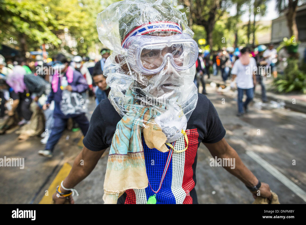 Bangkok, Tailandia. Il 26 dicembre, 2013. Un governo anti-protestor indossa un sacchetto di plastica sopra la sua testa per la protezione contro i gas lacrimogeni. Migliaia di governo anti-contestatori invaso la zona intorno al Thai Giappone Stadium per tentare di impedire che il disegno dello scrutinio elenco numeri mediante la commissione elettorale che determina l'ordine in cui appaiono i candidati al ballottaggio del 2 febbraio elezione. Essi non sono stati in grado di penetrare nel Stadium e voto elenco disegnare è andato come pianificato. Credito: ZUMA Press, Inc./Alamy Live News Foto Stock