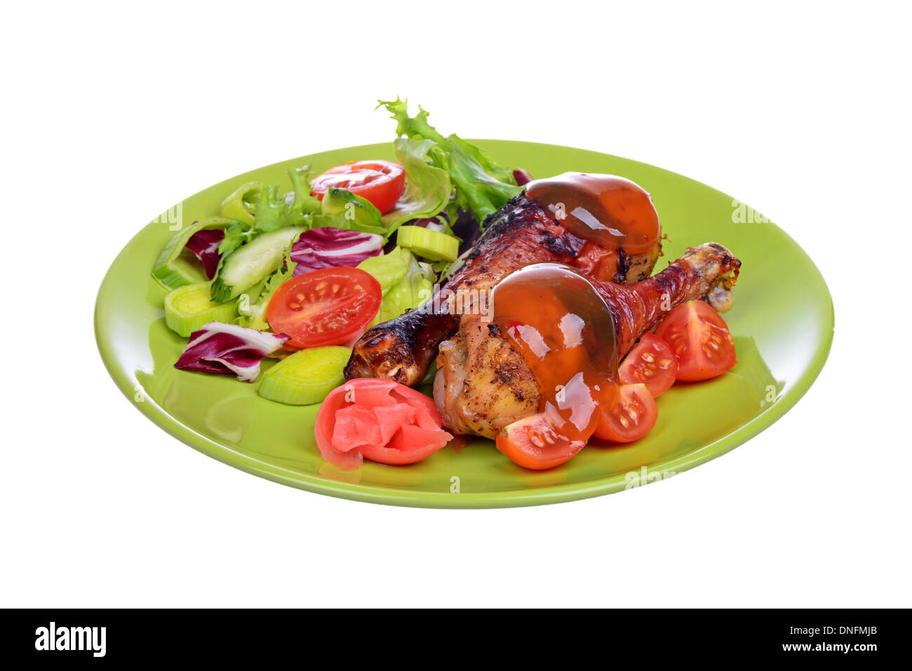 Pollo alla griglia coscia con verdure sulla piastra Foto Stock