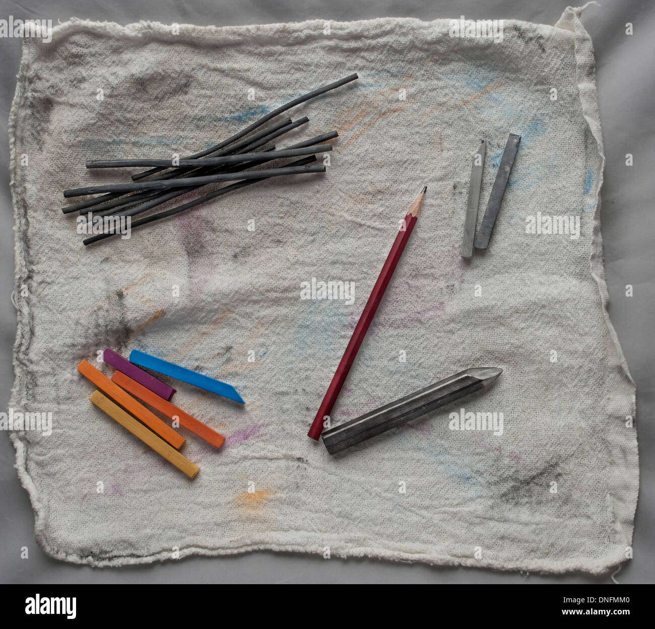 Disegno artistico e delineando strumenti: matita, carboncino, chalk  pastelli su tela il supporto Foto stock - Alamy