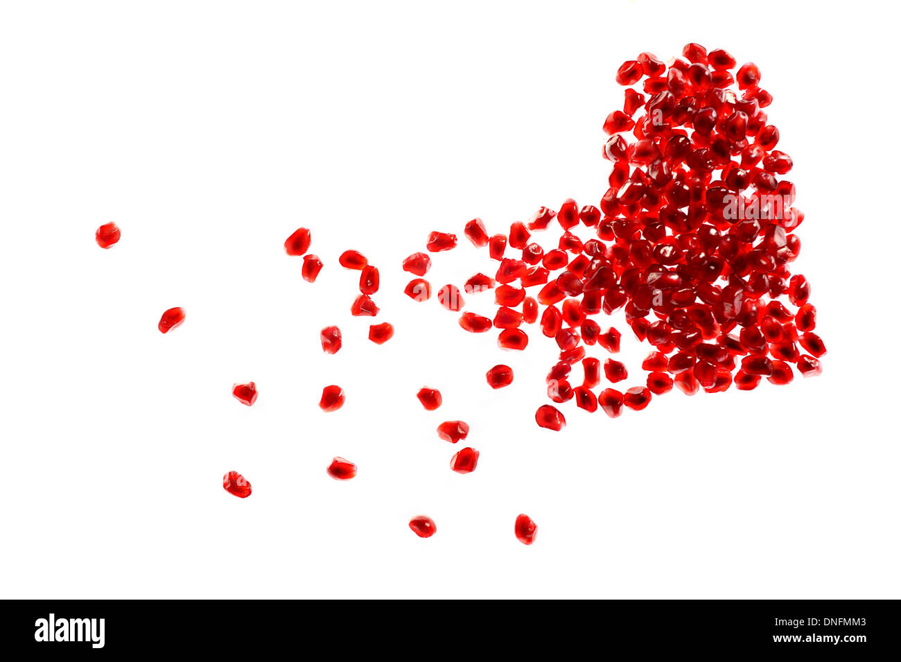 Rosso cuore spezzato forma resa di semi di melograno su sfondo bianco Foto Stock