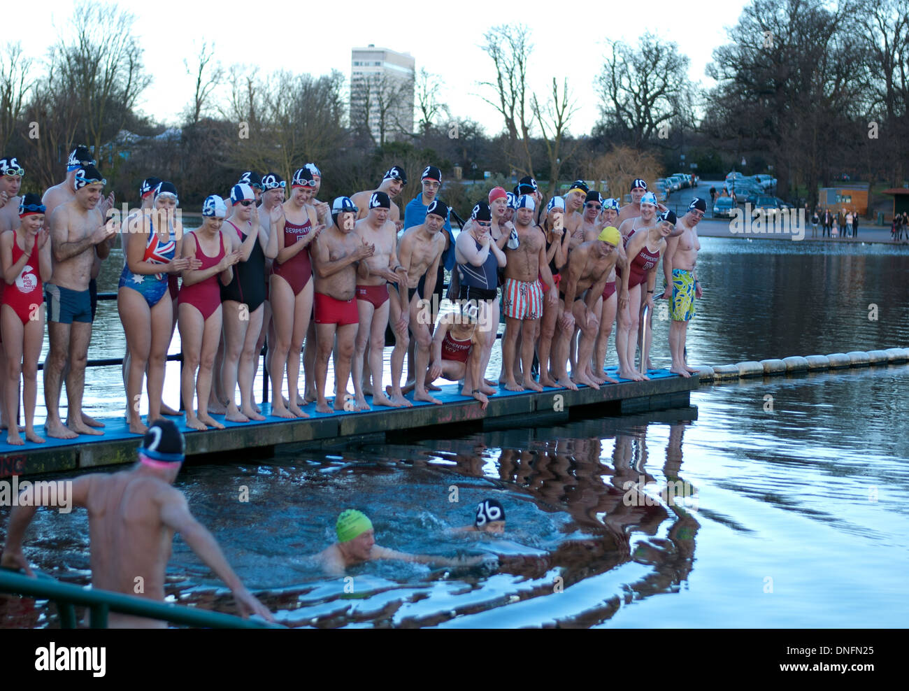 Membri della serpentina del club di nuoto facendo un tuffo nelle gelide acque a serpentina durante l annuale del giorno di Natale nuotare Foto Stock