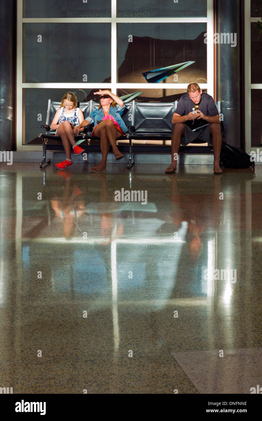 I viaggiatori in attesa all'Aeroporto Internazionale di Denver Foto Stock