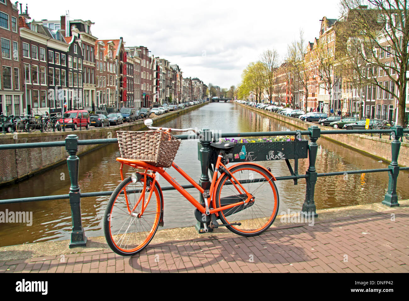 Orange bici nel centro di Amsterdam nei Paesi Bassi Foto Stock