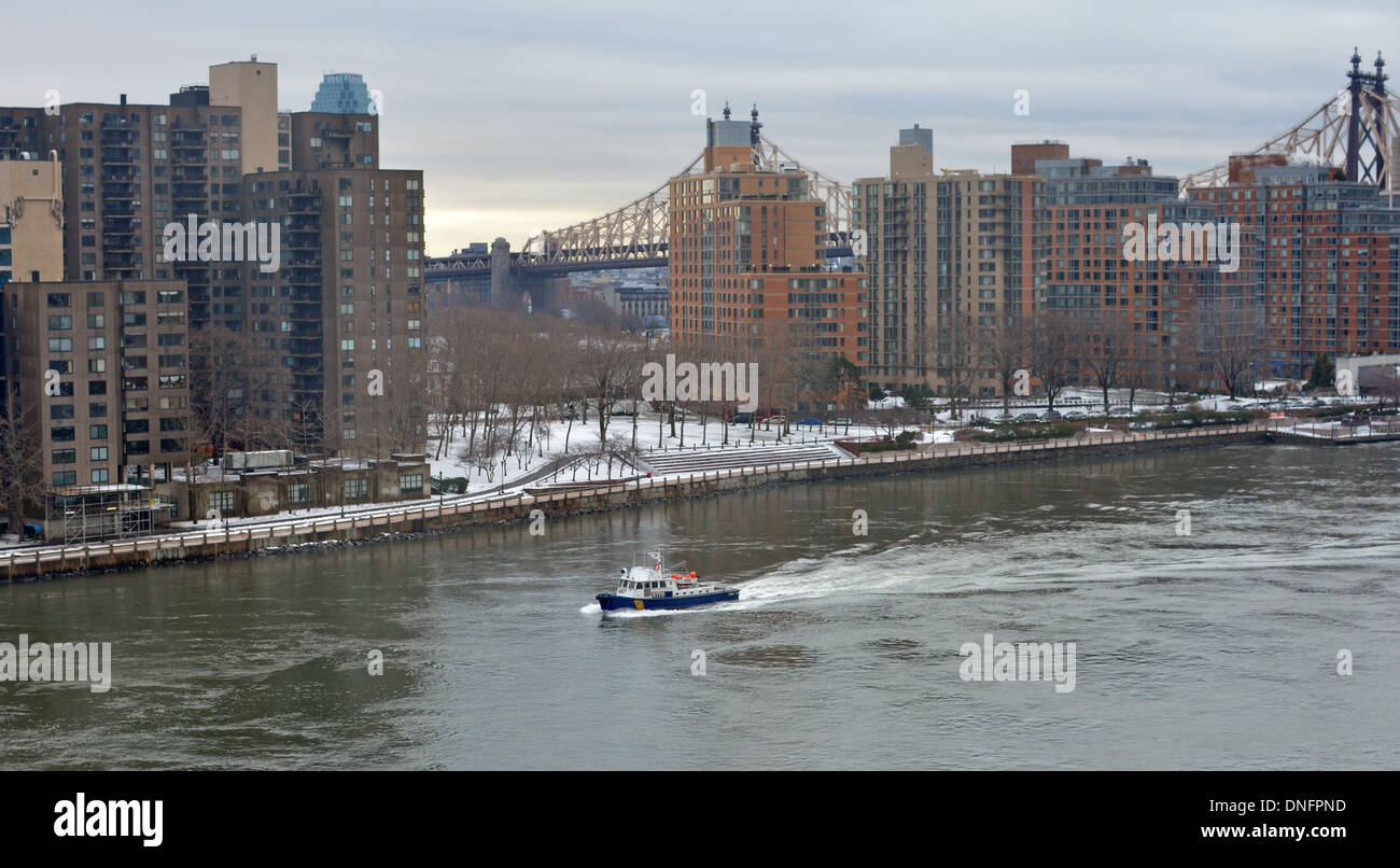 Roosevelt Island, l'East River e il Queensboro Bridge come visto da Manhattan, New York City Foto Stock