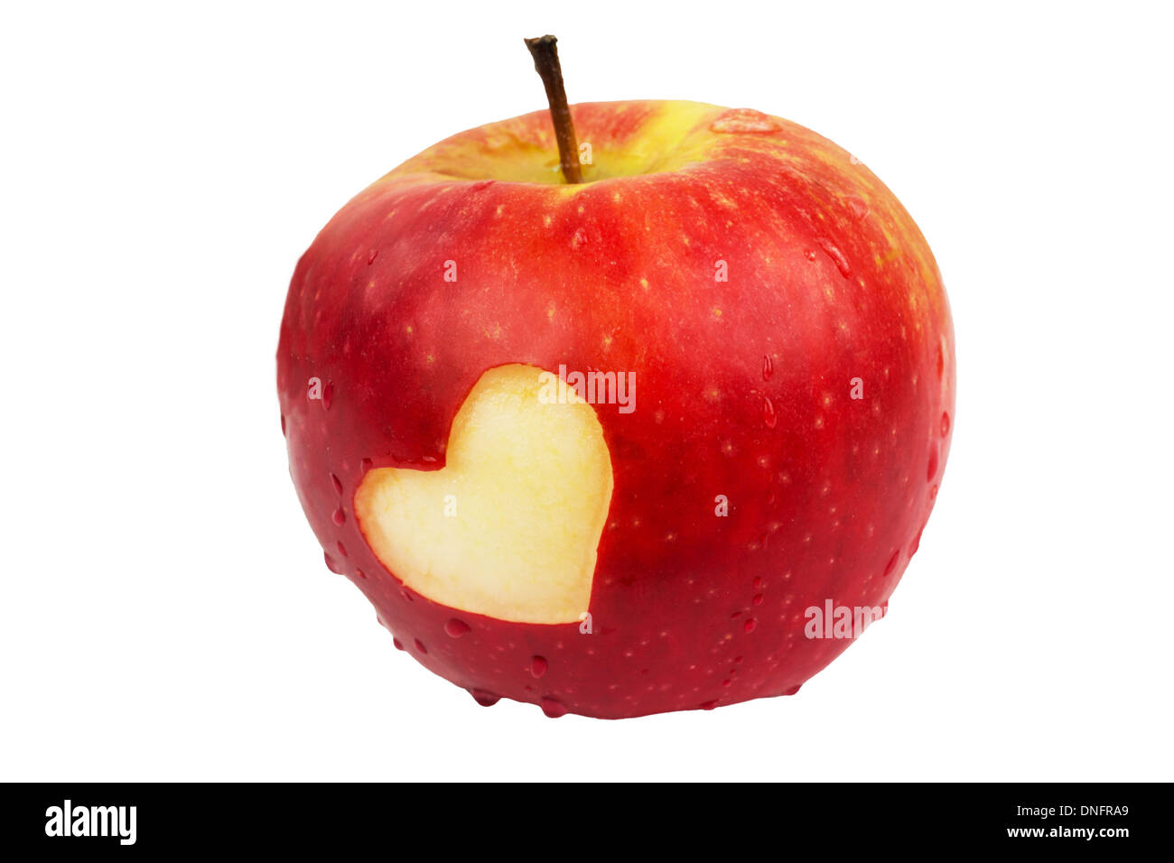 Cuore su fresh apple, un il giorno di San Valentino del tema, su uno sfondo bianco. Foto Stock