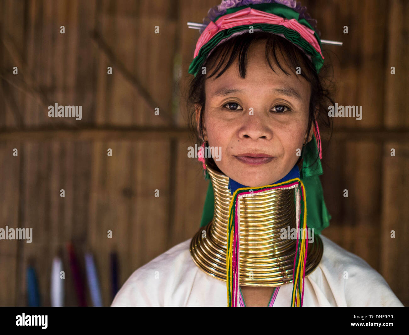 Karen lungo collo donna in hill tribe village vicino a Chiang Mai, Thailandia. Foto Stock