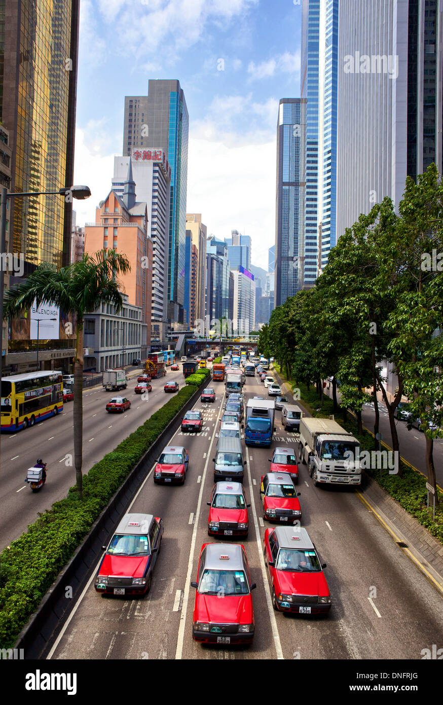 Una strada nel centro di Hong Kong con un taxi, Isola di Hong Kong, Cina Foto Stock