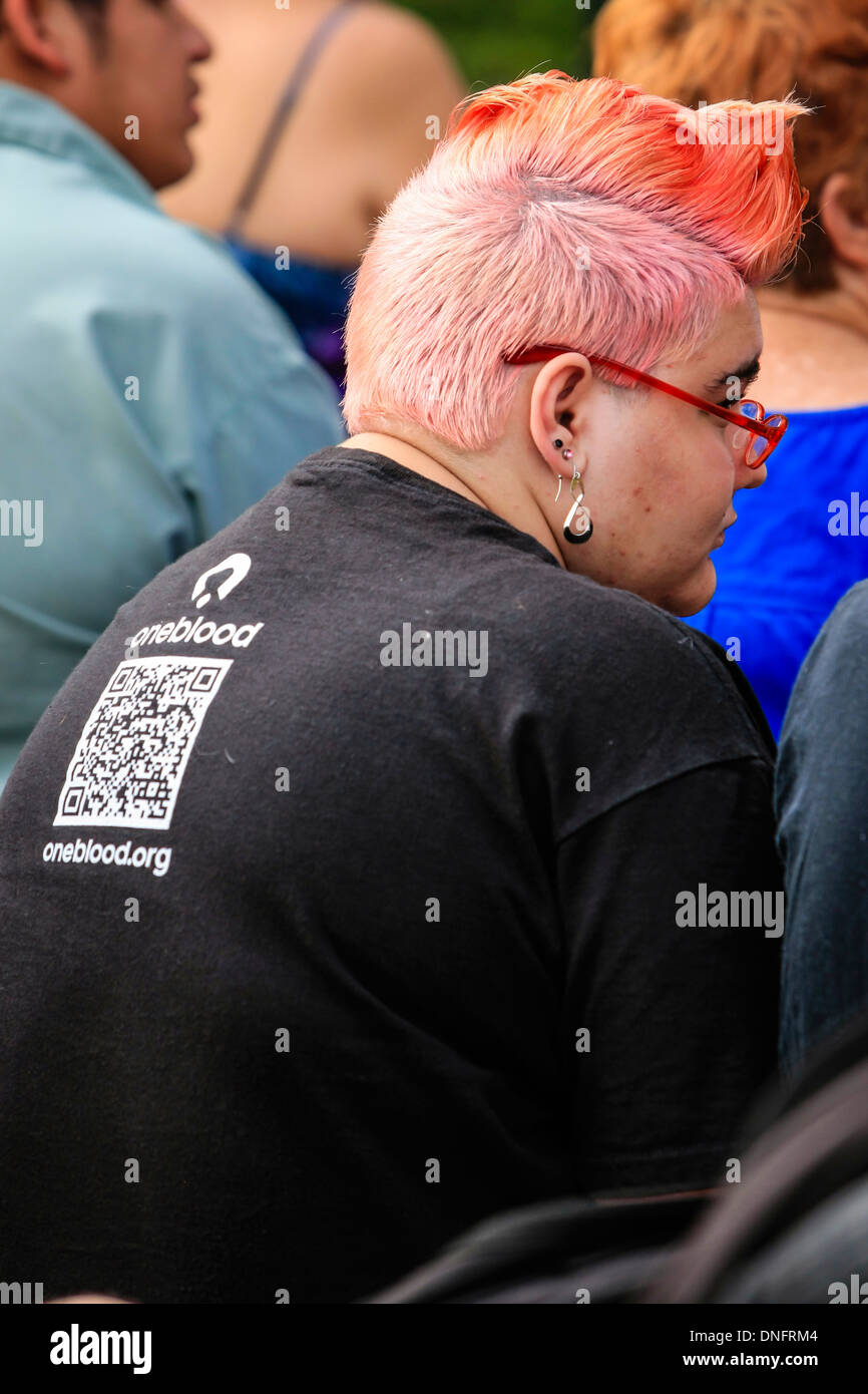 Misere confuso adolescente ragazza di Tomboy con un taglio di capelli punk a mystic fair di Sarasota FL Foto Stock