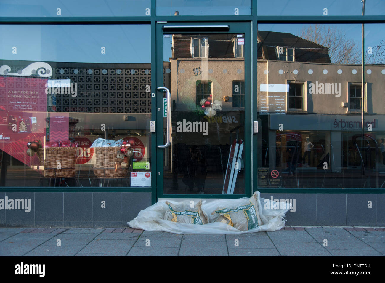 Tonbridge, Kent, Regno Unito. Il 26 dicembre, 2013. Uno Starbucks a Tonbridge High Street tenta di rompere il flusso di inondazione nei peggiori inondazioni della città ha visto dagli anni sessanta. Credito: Scott Wishart/Alamy Live News Foto Stock