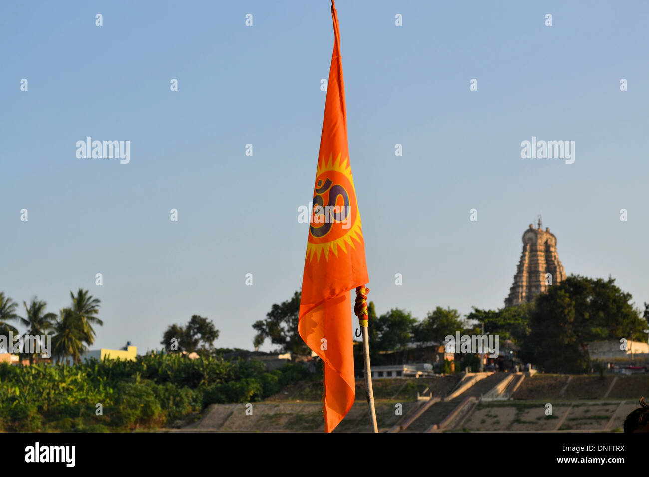Indicatore con aum simbolo dell Induismo davanti al principale tempio indù di Hampi Foto Stock