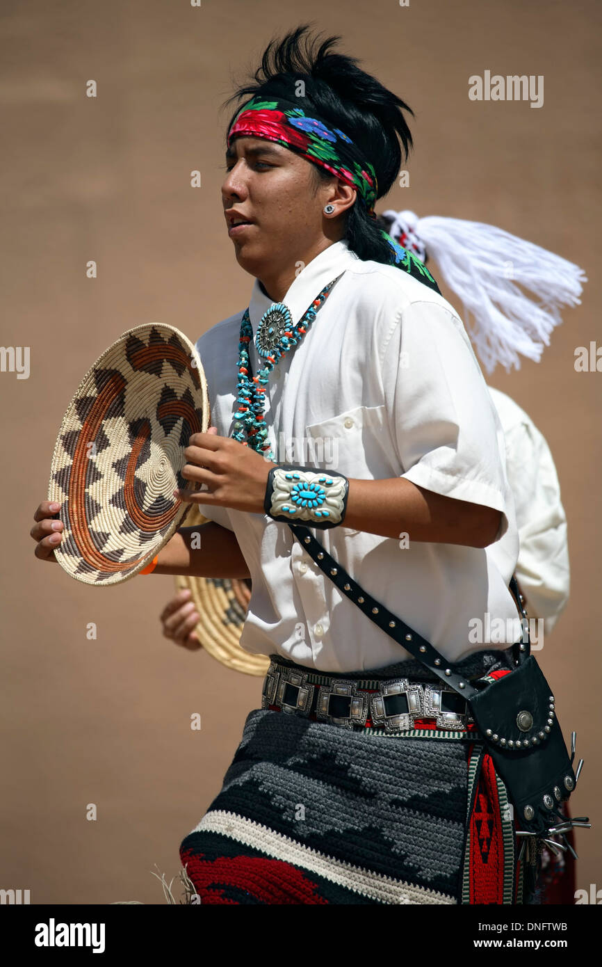 Maschio ballerino indiano, Basket danza, Gallup Inter-Tribal cerimoniali, Nuovo Messico USA Foto Stock