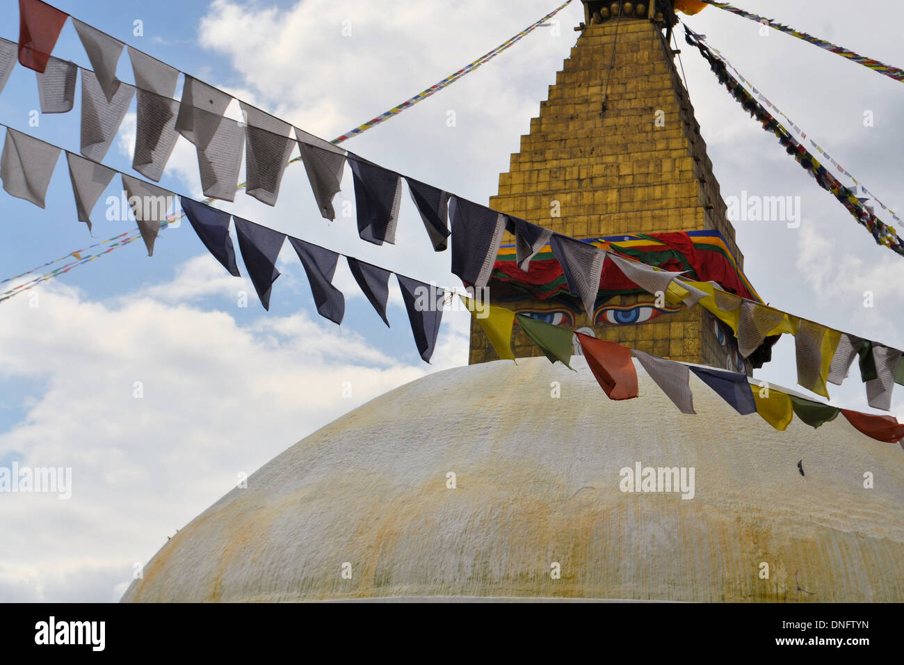 Santuario buddista Stupa Boudhanath con il Buddha saggezza gli occhi e pregando bandiere in Kathmandu, Nepal Foto Stock