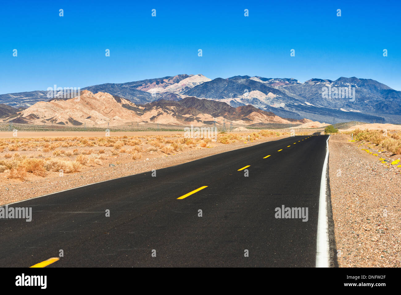 Death Valley Rd - la strada per la Valle della Morte da Baker, California Foto Stock