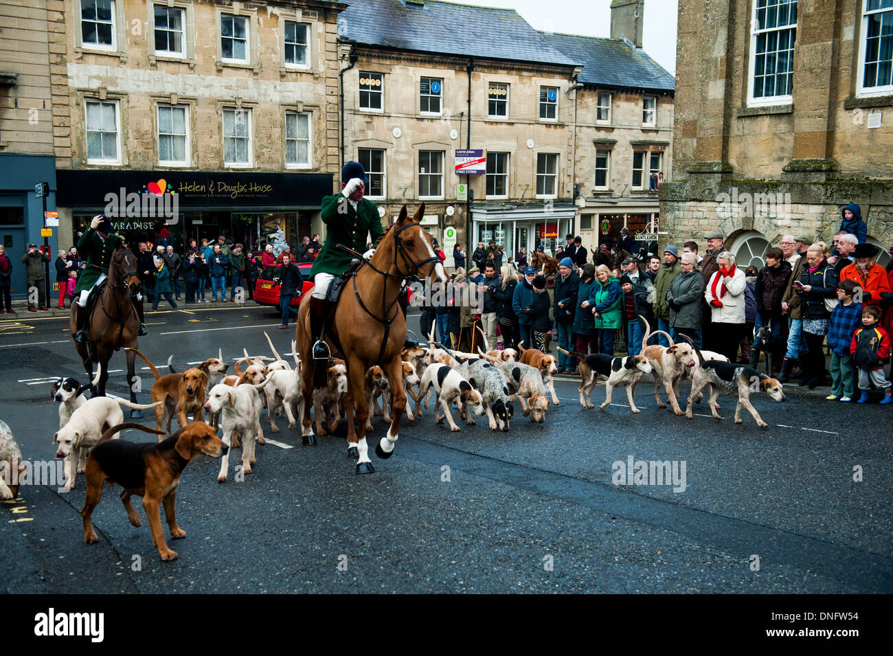 The Heythrop Hunt , una caccia alla volpe a Chipping Norton, Oxfordshire il giorno di Santo Stefano ogni anno, a partire dall'esterno del Fox Hotel Foto Stock