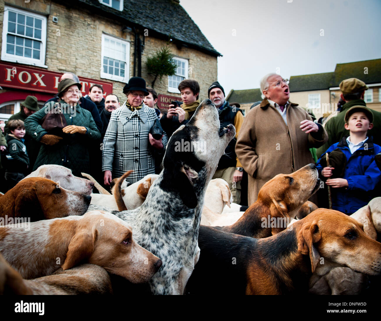The Heythrop Hunt , una caccia alla volpe a Chipping Norton, Oxfordshire il giorno di Santo Stefano ogni anno, a partire dall'esterno del Fox Hotel Foto Stock