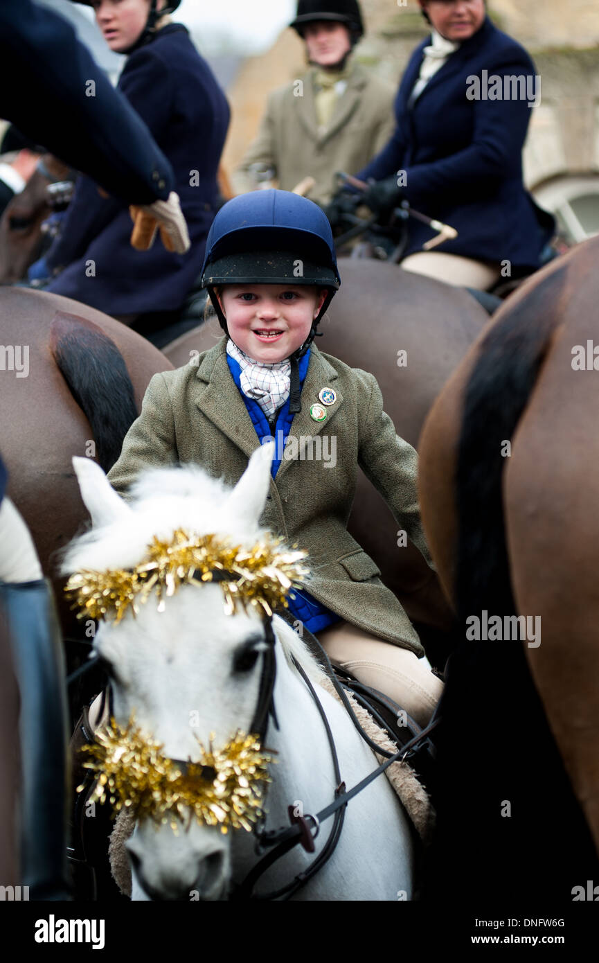 Giovane ragazza in marcia di equitazione su pony con tinsel prima l Heythrop Hunt Boxing Day soddisfare Foto Stock