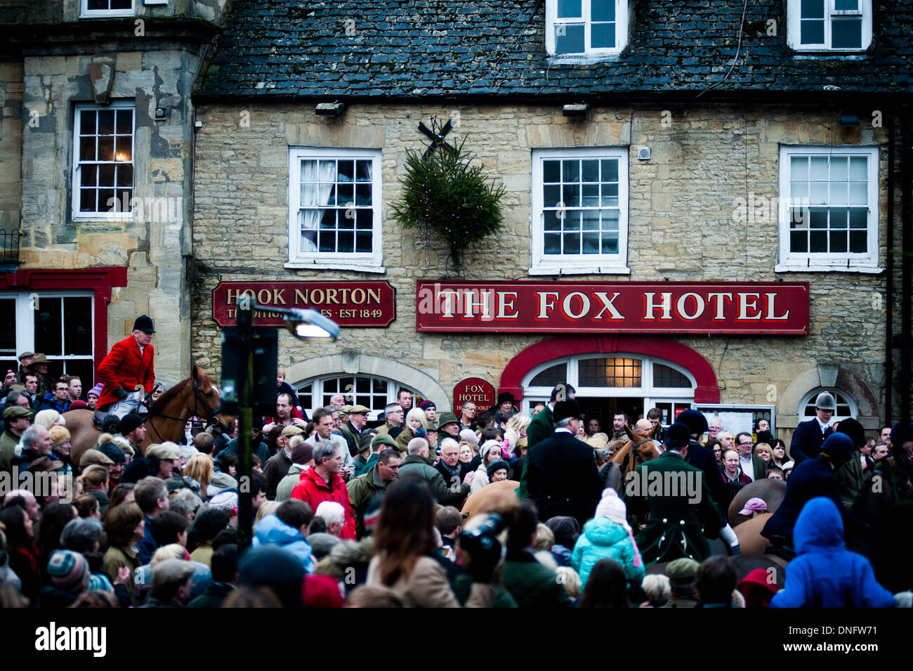 The Heythrop Hunt , una caccia alla volpe a Chipping Norton, Oxfordshire il giorno di Santo Stefano ogni anno, a partire dall'esterno del Fox Hotel Foto Stock