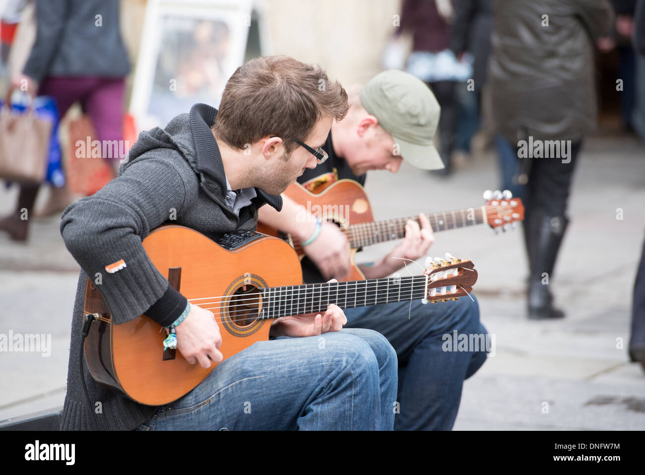 Il chitarrista musicisti artisti di strada il centro di Bath inverno 2013 Foto Stock