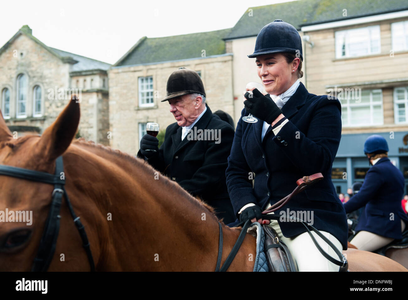 Huntswoman porta da bere prima di Boxing Day Hunt Foto Stock