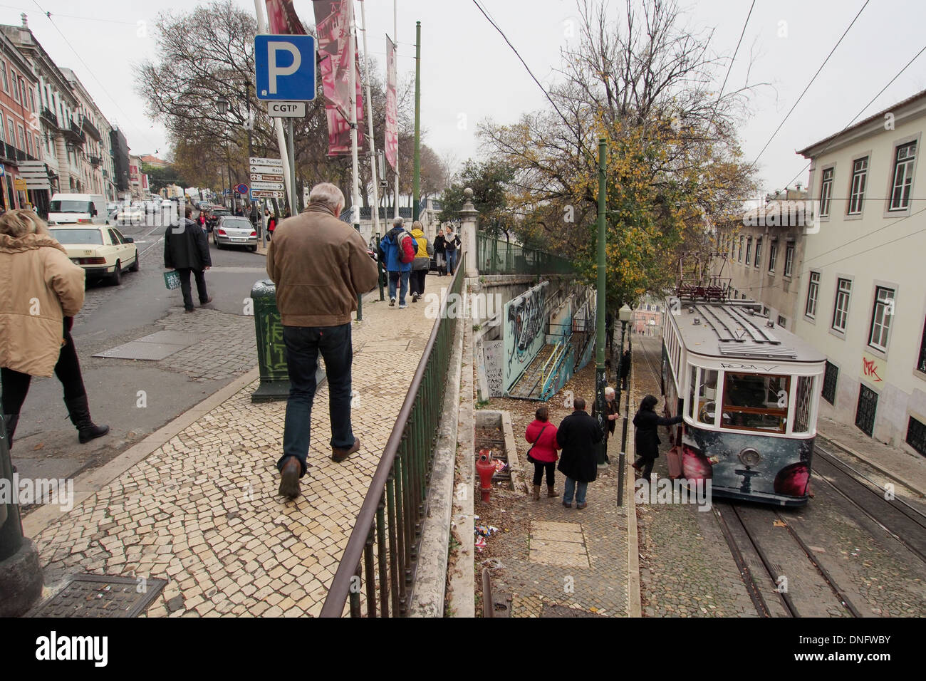 La linea del tram nel quartiere Baixa di Lisbona Portogallo Foto Stock