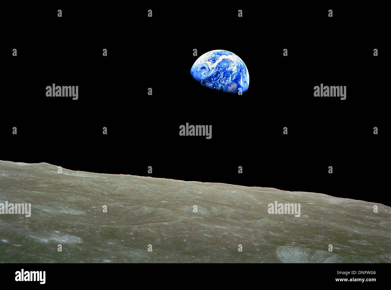 Earthrise, fotografia del Pianeta Terra che si innalzano per oltre l orizzonte della luna. Earthrise presi da astronauta William Anders. Foto Stock