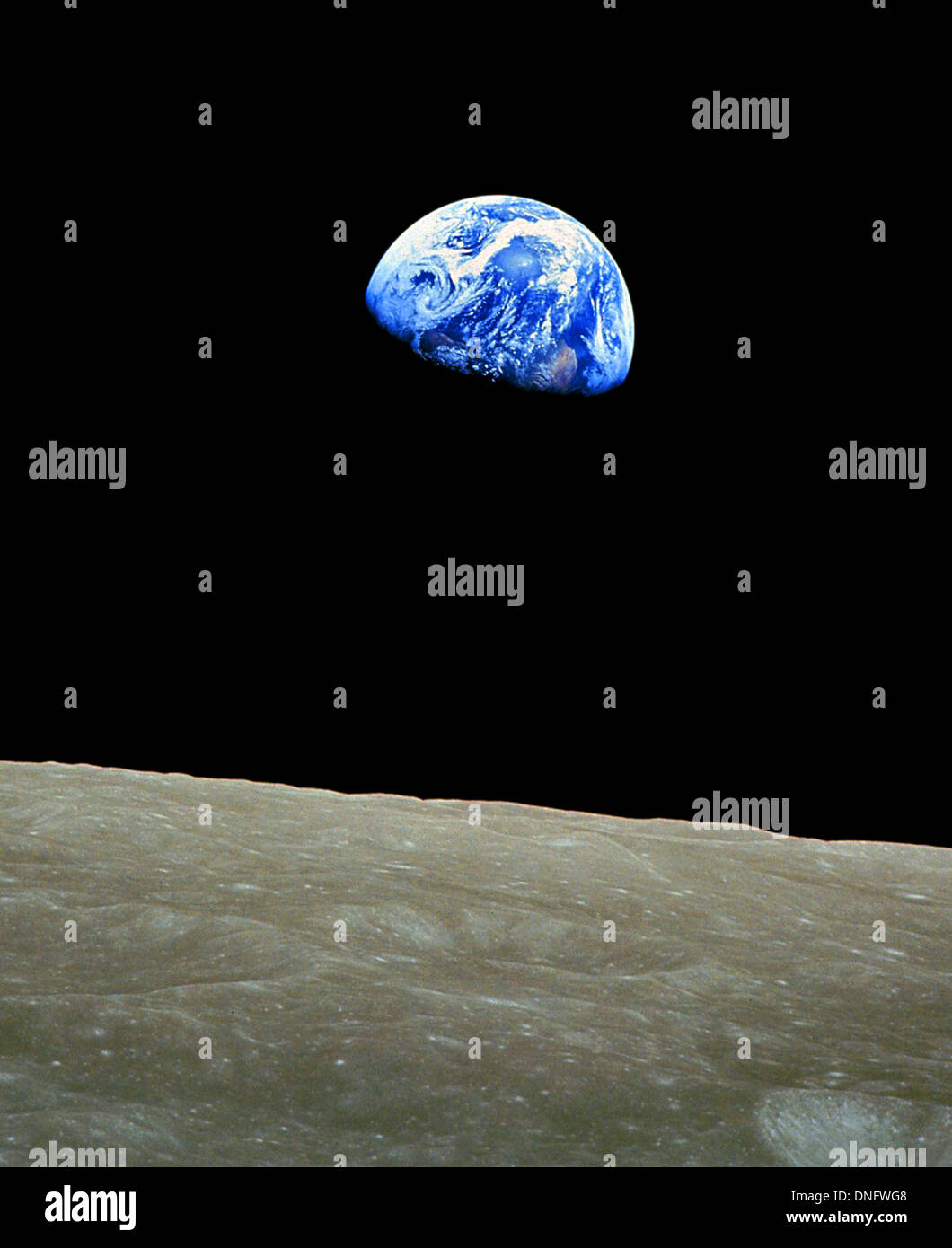 Earthrise, fotografia del Pianeta Terra che si innalzano per oltre l orizzonte della luna. Earthrise presi da astronauta William Anders. Foto Stock