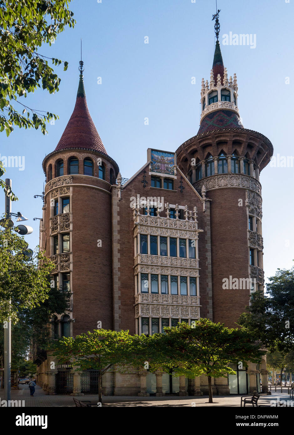 BARCELLONA, SPAGNA - 13 SETTEMBRE 2013: L'edificio Casa Terrades (noto anche come Casa de les Punxes) Foto Stock