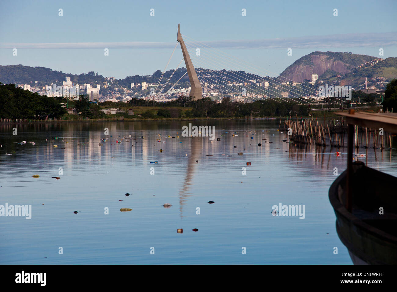 Sacchi della spazzatura fluttuanti a Canal do Fundão Fundão ( isola ) di canale nei pressi di Favela da Mare, Baia Guanabara, Rio de Janeiro, Brasile. Foto Stock