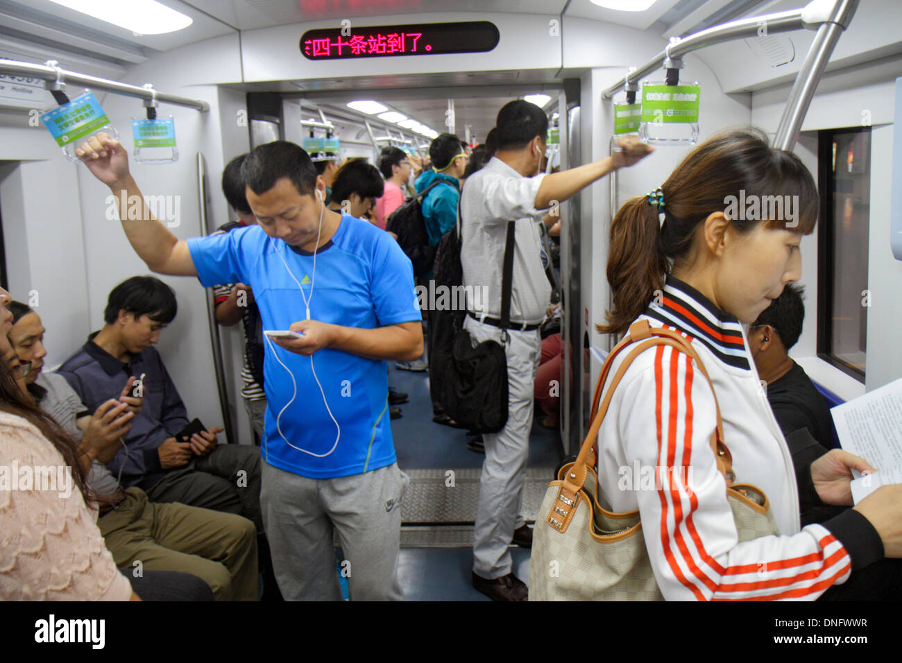 Pechino Cina,Asia,cinese,orientale,metropolitana,treno,franchising,trasporto pubblico,passeggeri passeggeri rider riders,riders,asiatici,adulti adulti ma Foto Stock