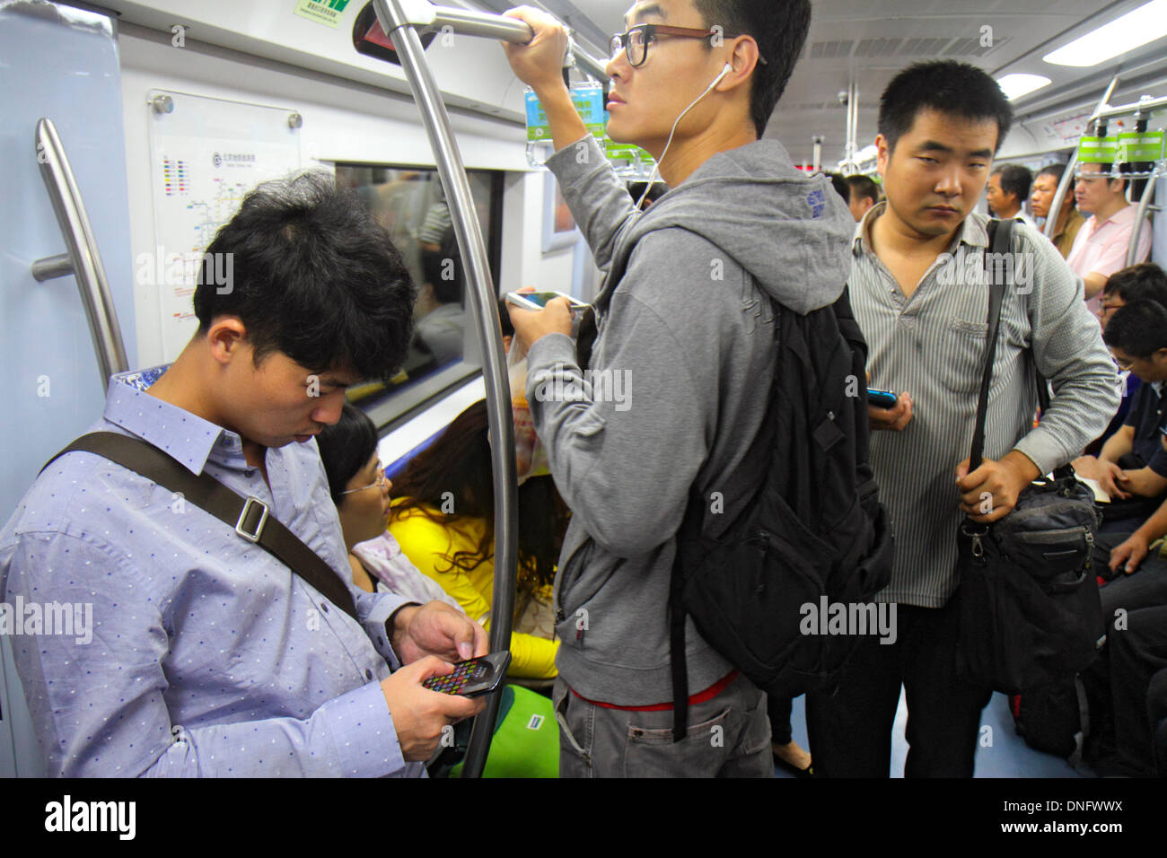 Pechino Cina,Asia,cinese,orientale,metropolitana,treno,franchising,trasporto pubblico,passeggeri passeggeri rider riders,riders,asiatici,adulti adulti ma Foto Stock