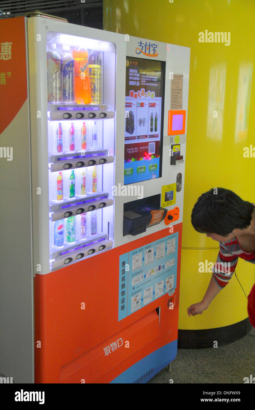 Pechino Cina, cinese, stazione della metropolitana Xuanwumen, passeggeri passeggeri, motociclisti, pilota, asiatico adulto, adulti, donna donna donne, linea 4, piattaforma, distributore automatico m Foto Stock