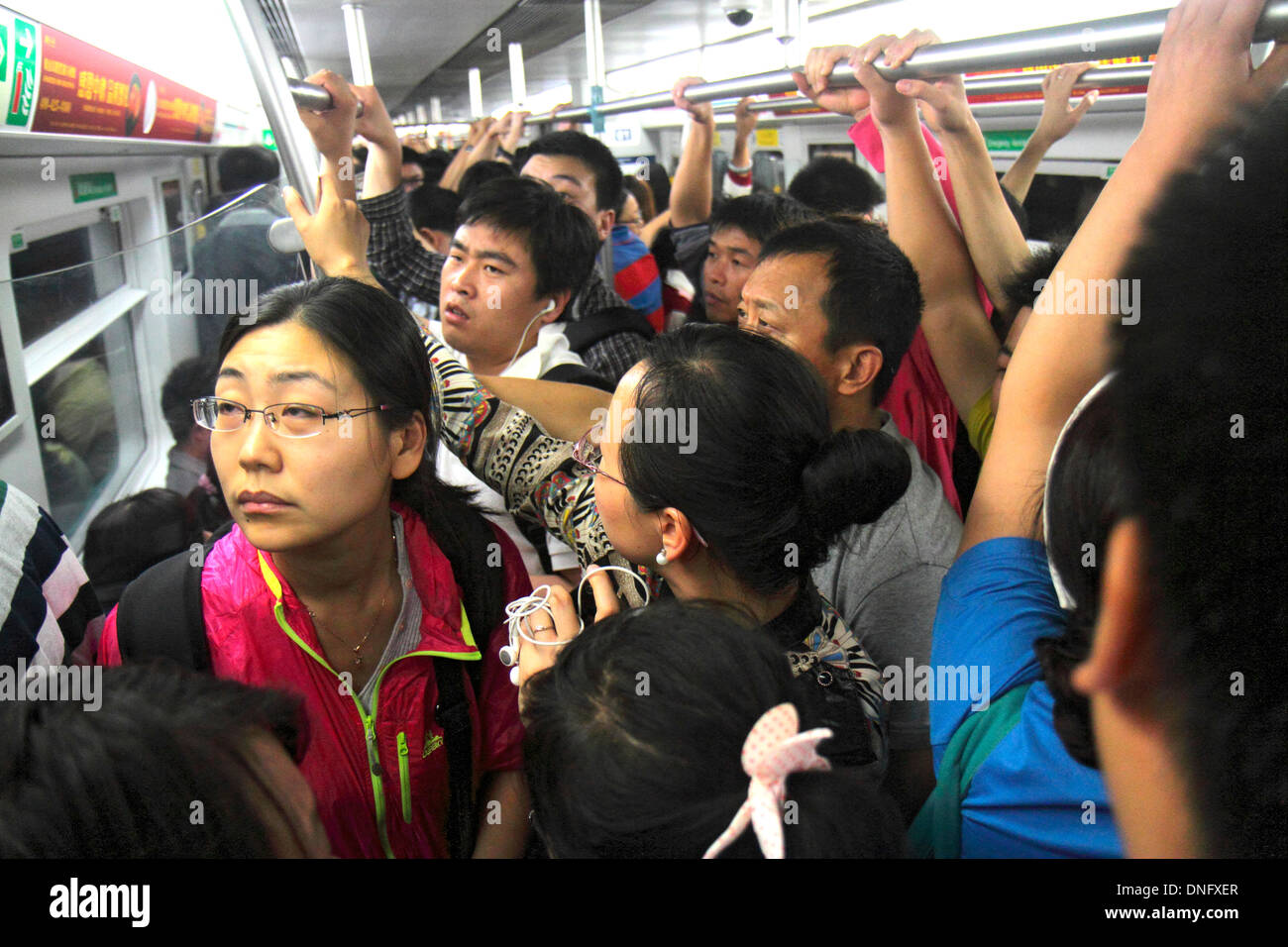 Pechino Cina, Asia, cinese, orientale, stazione della metropolitana di Xidan, linea 1, trasporti pubblici, treno, cabina passeggeri, in piedi, passeggeri motociclisti Foto Stock
