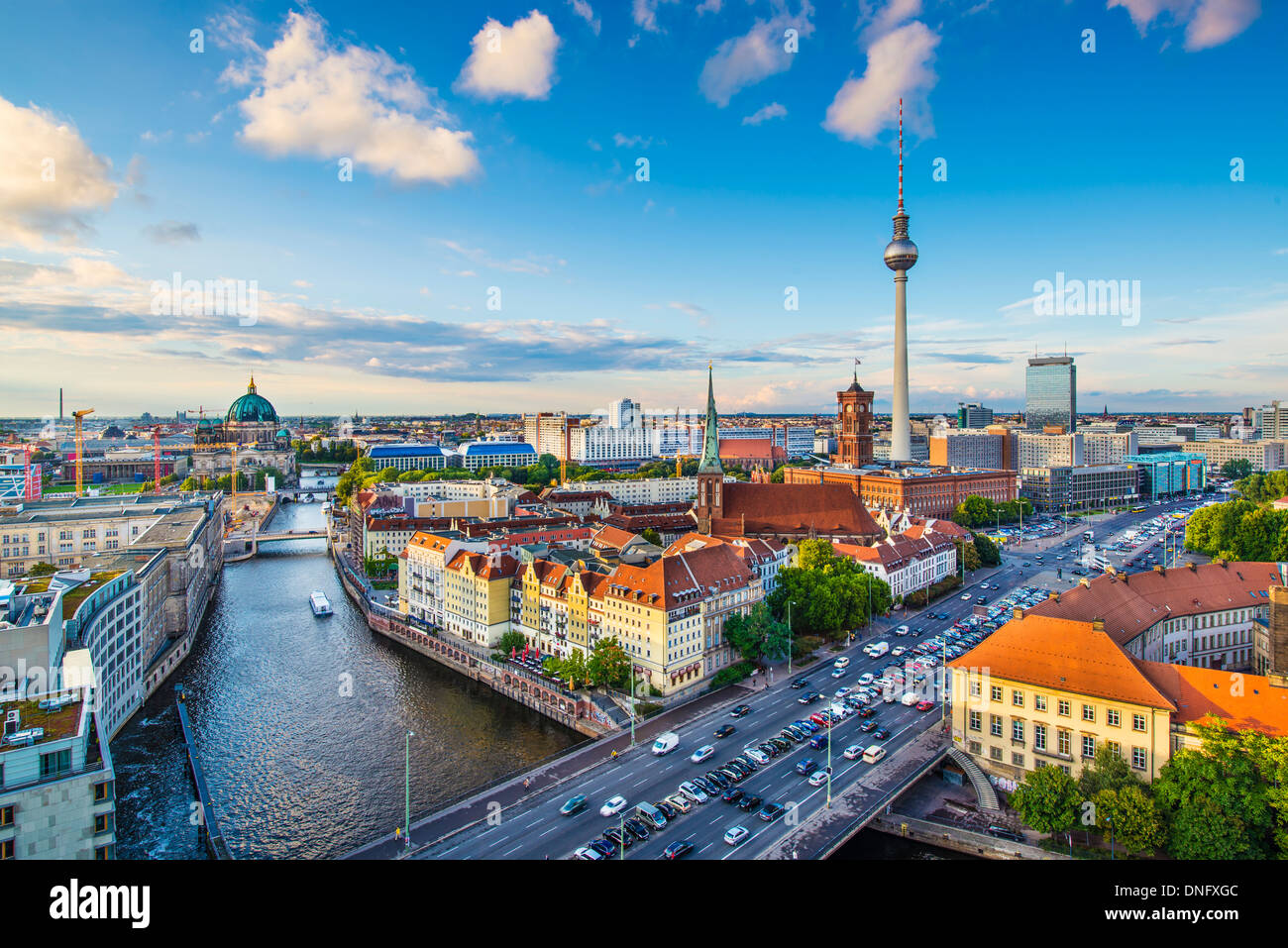 Berlino, Germania skyline oltre il Fiume Sprea. Foto Stock