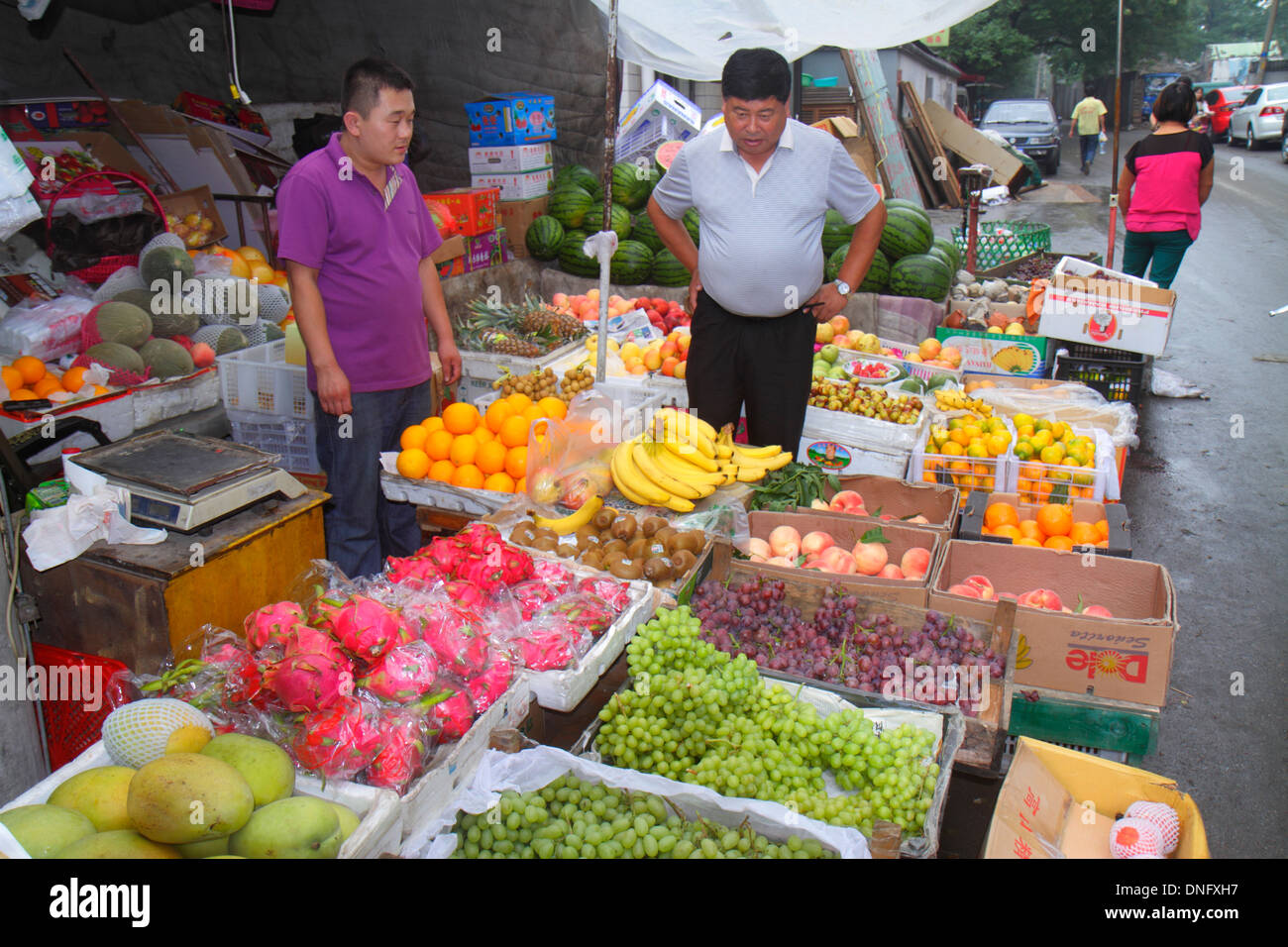 Pechino Cina, Asia, cinese, orientale, Xicheng, asiatici, adulti uomini uomini uomini uomini maschi, produrre, venditore venditori venditore venditore venditori, bancarella bancarelle stand commercianti m Foto Stock