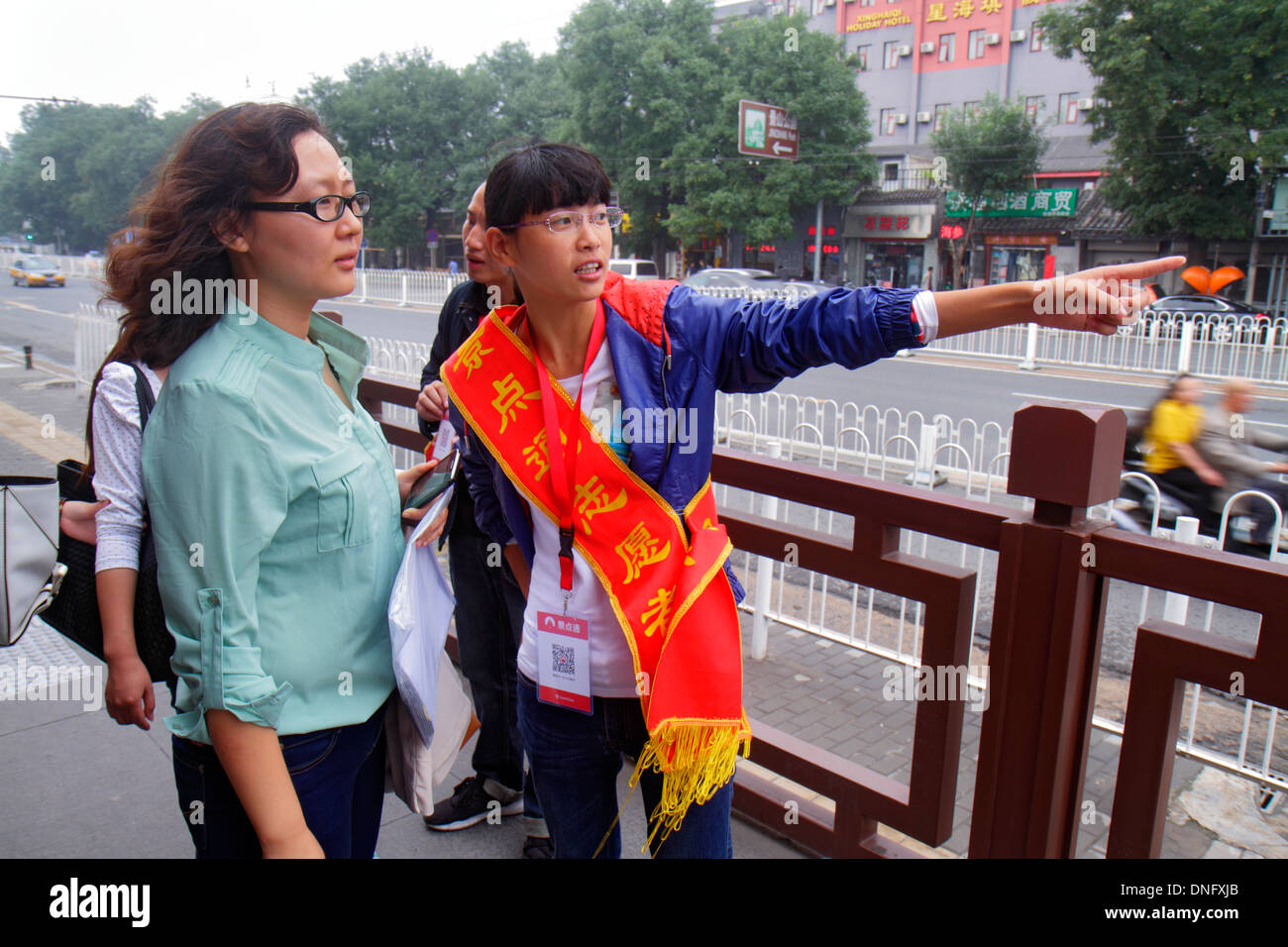 Pechino Cina,Cinese,Distretto Dongcheng,Nanluoguxiang,Adulto asiatico,adulti,donne donne donne donne,informazione,volontari volontari volontari lavoratore di lavoro volontario Foto Stock
