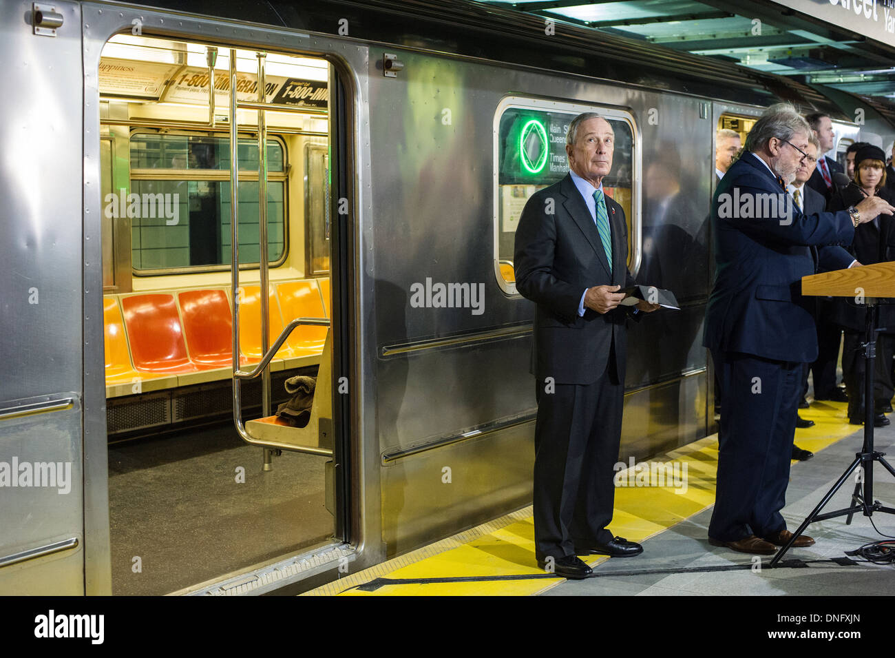 Il sindaco di New York Michael Bloomberg, sinistra, Presidente della MTA costruzione del capitale Corporation, Mike Horodniceanu, destra Foto Stock
