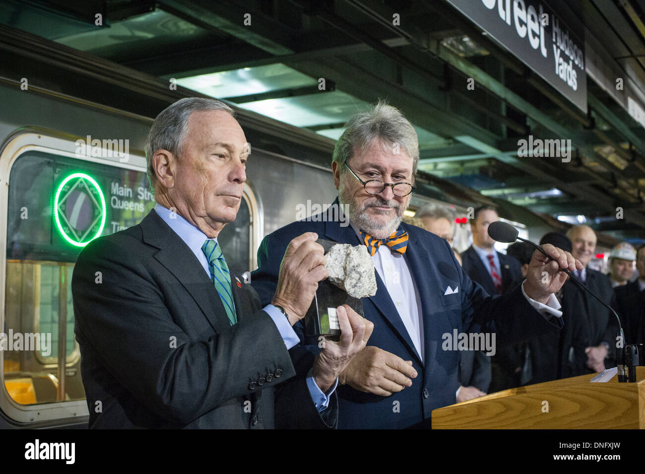 Il sindaco di New York Michael Bloomberg, sinistra, riceve un pezzo del tunnel dal presidente della MTA costruzione del capitale Corporation Foto Stock