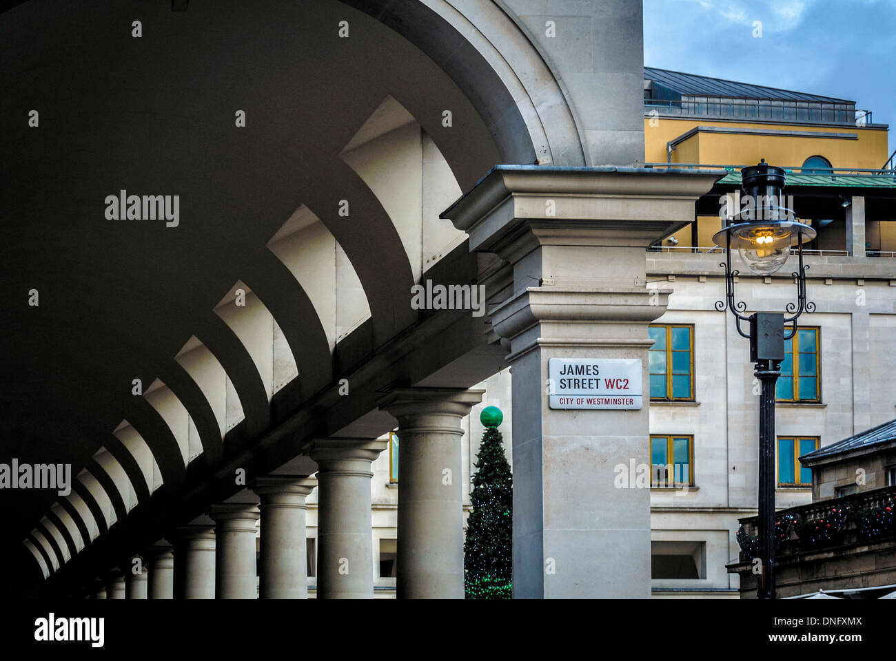 James Street insegna sulle colonne della Royal Opera House Arcade a Covent Garden. Foto Stock