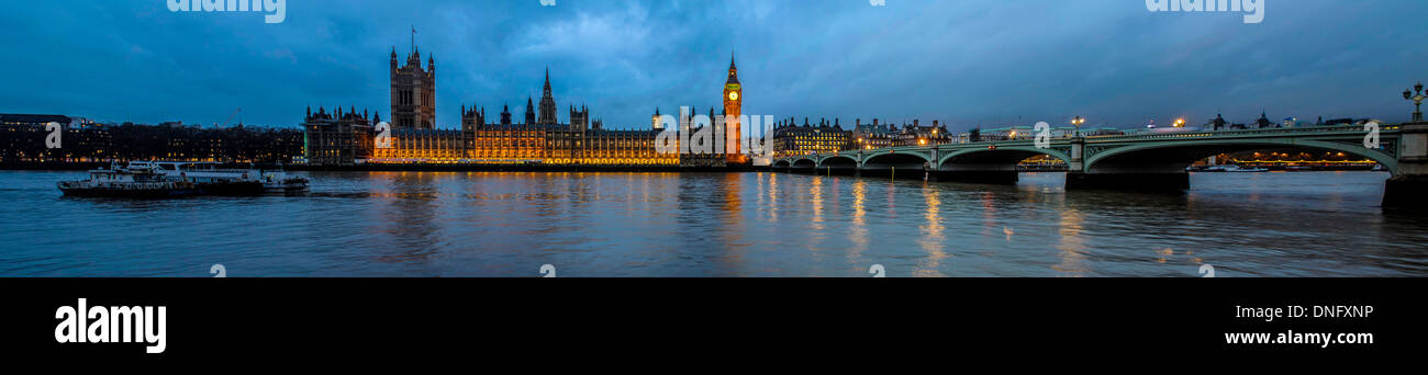 Foto panoramica del Big ben e delle Houses of Parliament a Westminster, Londra al crepuscolo. Foto Stock