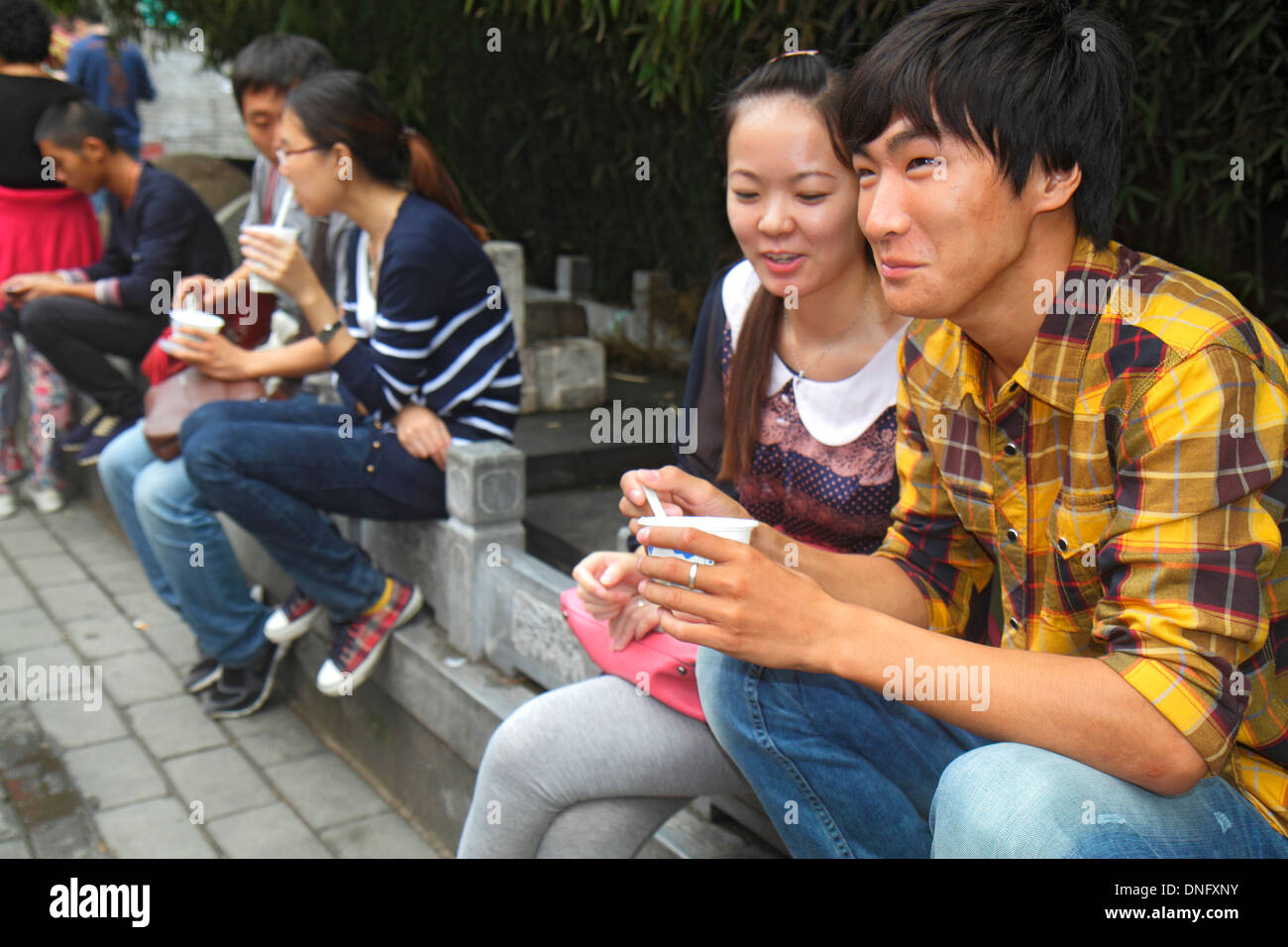 Pechino Cina,cinese,Dongcheng District,Nanluoguxiang,hutong,shopping shopper shopping negozi di mercato mercati di acquisto di mercato di vendita, vendita al dettaglio st Foto Stock Pechino Cina,cinese,Dongcheng District,Nanluoguxiang,hutong,shopping shopper shopping negozi di mercato mercati di acquisto di mercato di vendita, vendita al dettaglio st Foto Stock
