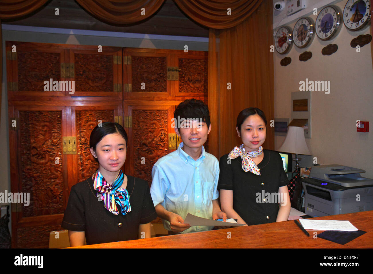 Beijing China,Chinese,Dongcheng District,Nanluoguxiang,hutong,hotel,hall,reception check in reception prenotazione registro,check in,Asi Foto Stock