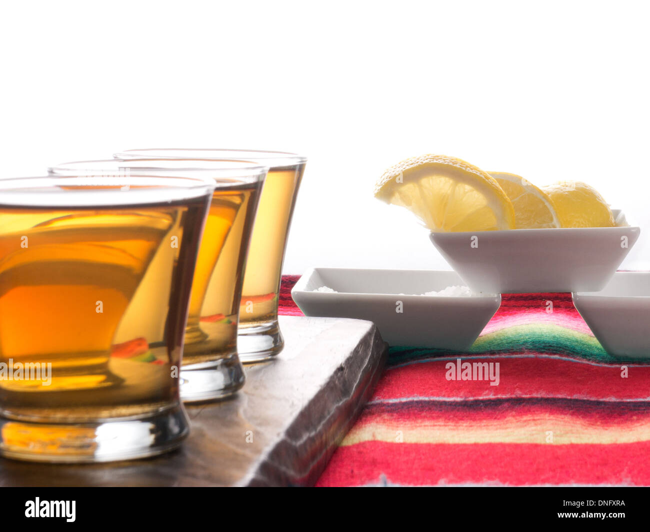 Tequila riprese su uno sfondo bianco. Foto Stock