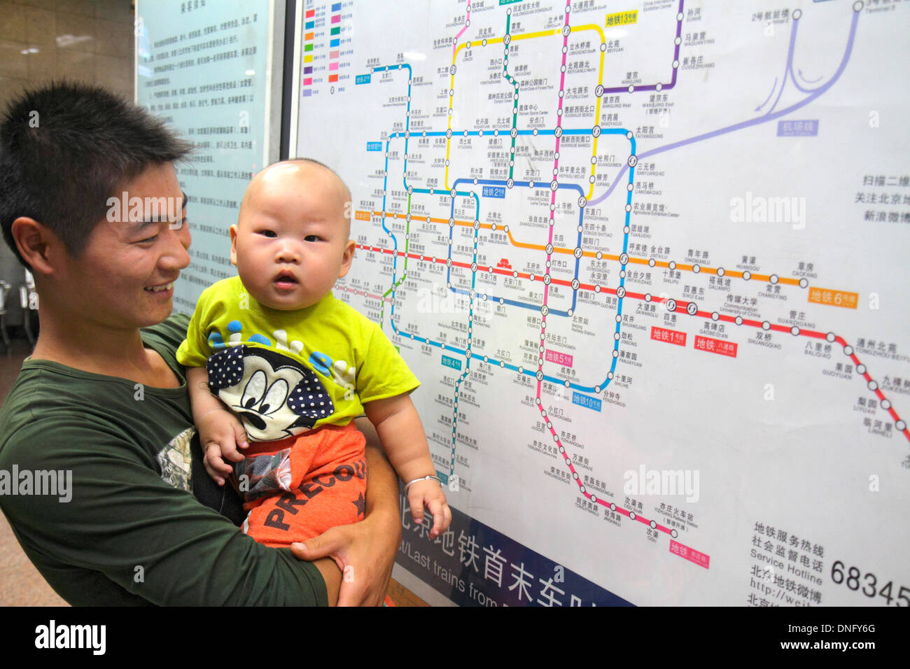 Pechino Cina, cinese, Tian'anmen West Subway Station, linea 1, uomo asiatico uomo maschio, padre, ragazzo ragazzi maschio bambini figli figlio, in attesa, autostrada percorso mappa, segno, i Foto Stock