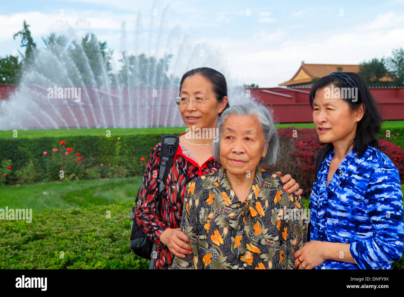 Pechino Cina,cinese,Dongcheng District,Chang'an Avenue,Tian'anmen,Tianananmen,adulti asiatici,donne donne donne,anziani cittadini,mo Foto Stock