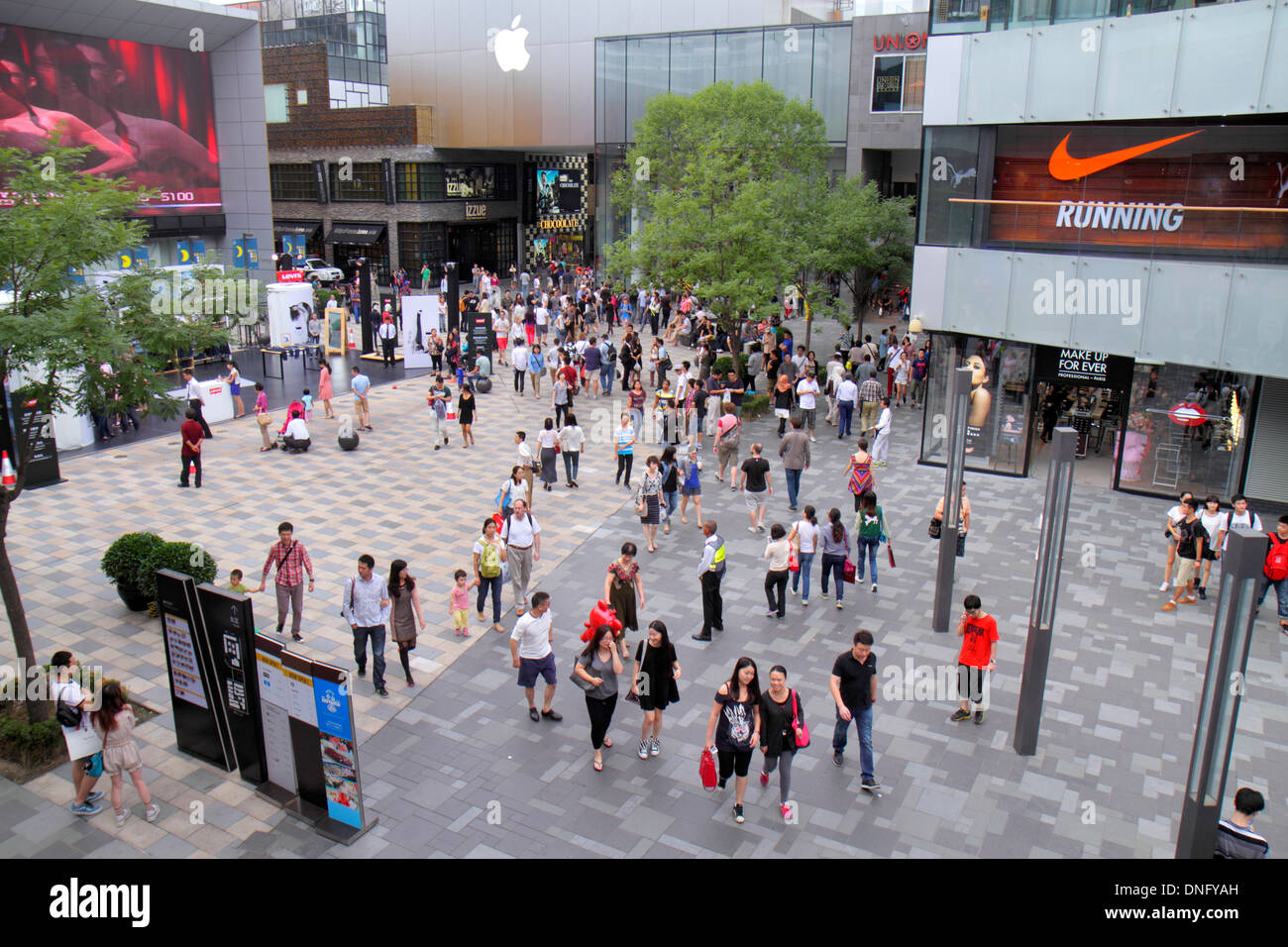 Pechino Cina, cinese, Chaoyang District, Sanlitun Village, South North Piazza Deck, shopping shopper negozi di mercato mercati buyin Foto Stock