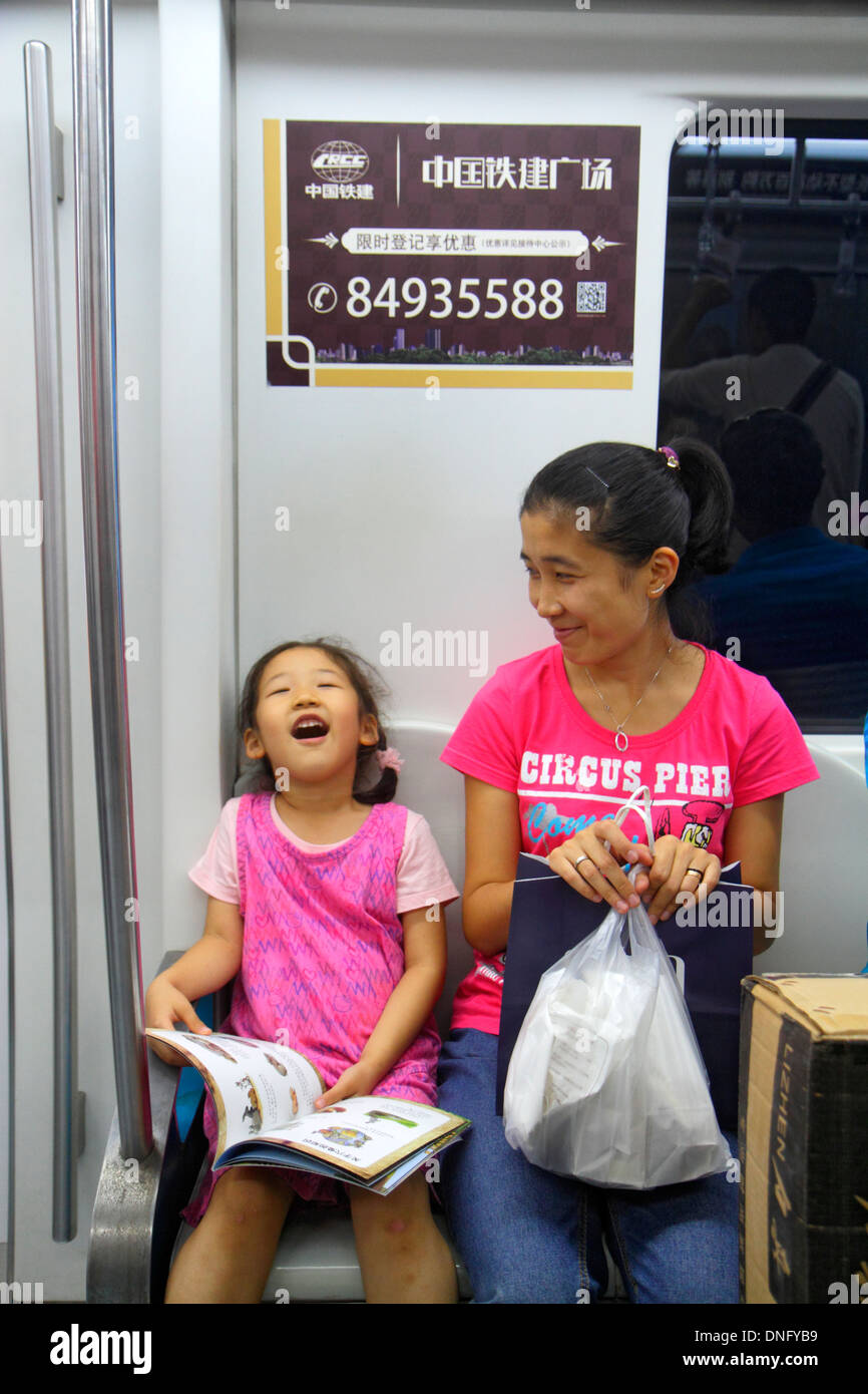 Pechino Cina, Asia, cinese, orientale, stazione della metropolitana Dongzhimen, linea 2 13, trasporto pubblico, passeggeri passeggeri motociclisti, riders, cabina treno, Asi Foto Stock