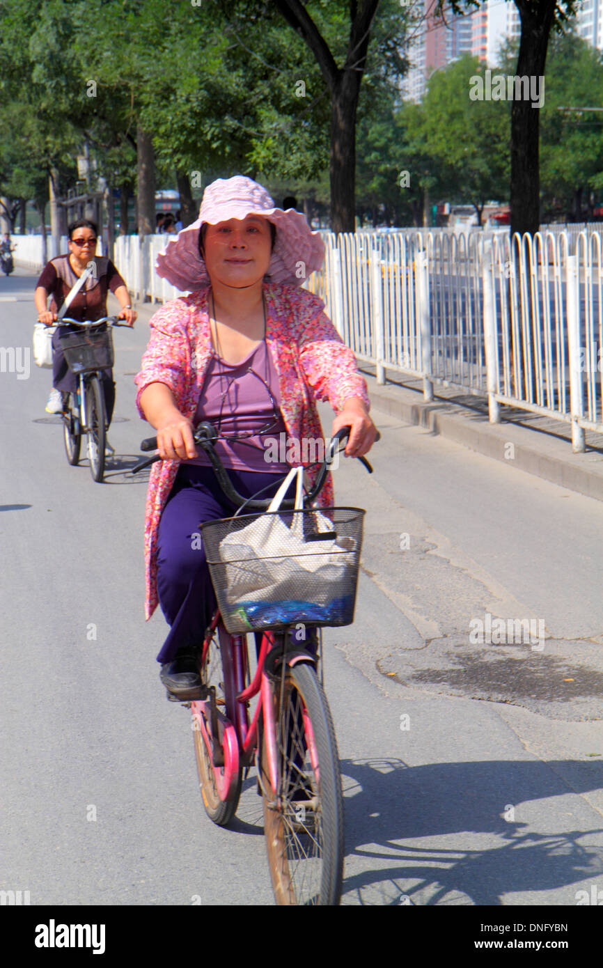 Pechino Cina, cinese, Guang an Men nei da Jie, Guanganmen Outer Street, asiatico adulto, adulti, donna donne donne, equitazione, bicicletta, ciclismo, equitazione, mountain bike, RID Foto Stock